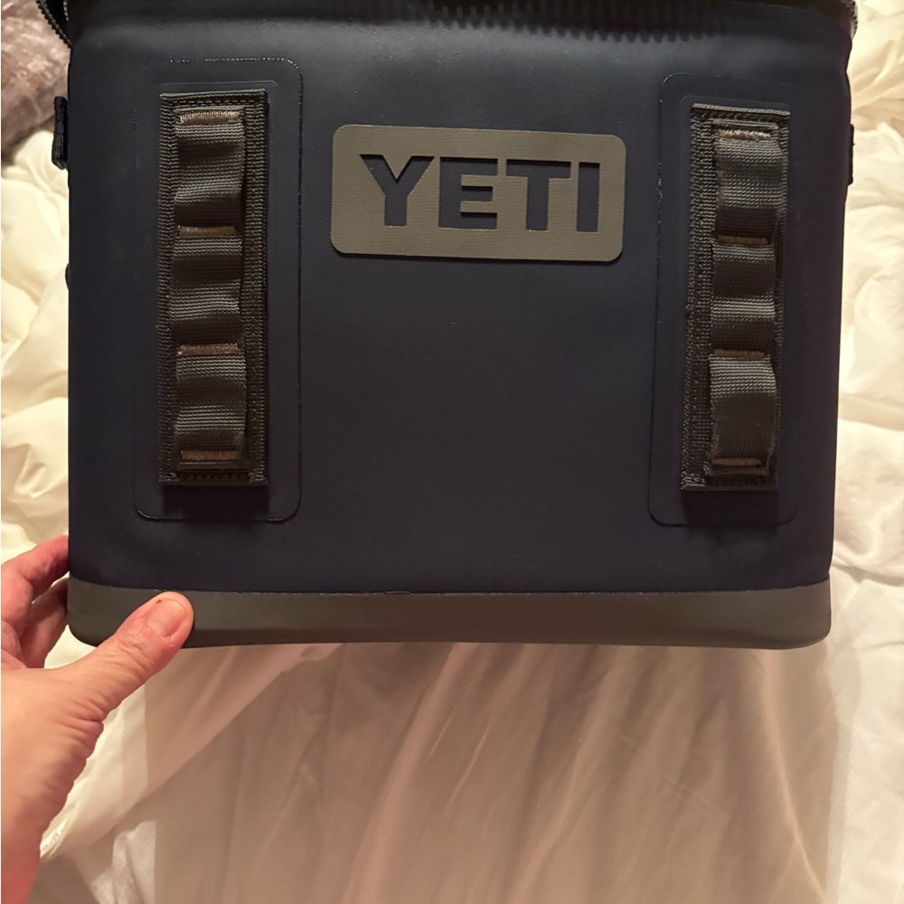 Yeti Flip 12 in navy blue used once and just don’t need, very nice Softside.